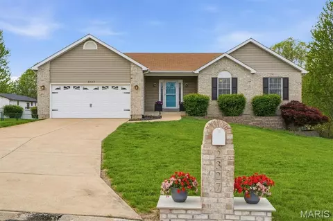 2327 Pebble Creek Dr, High Ridge, MO 63049