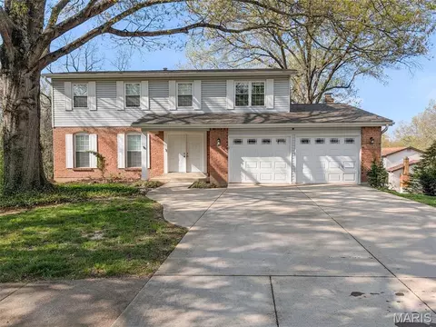 3 Silveroak Dr, Manchester, MO 63021