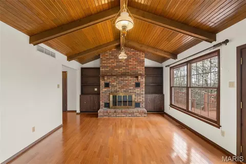 Living - 17 Stablestone Dr, Union, MO 63084 photo 2 of 7