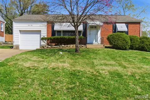 1550 Grant Rd, Webster Groves, MO 63119