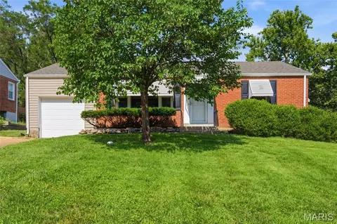 1550 Grant Rd, Webster Groves, MO 63119