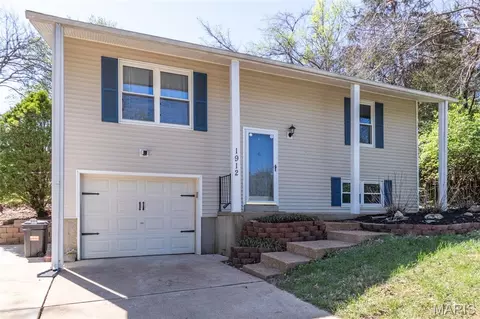 1912 High Cliff Dr, Fenton, MO 63026