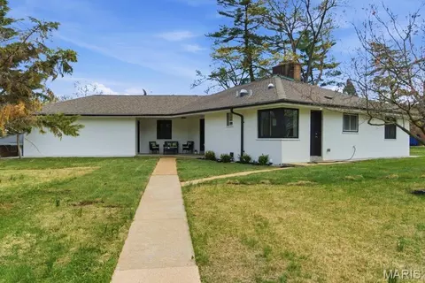 700 Jamaica Ct, Warson Woods, MO 63122