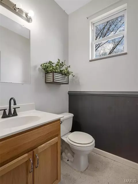 Bath - 763 Eagles View Ln, Saint Clair, MO 63077 photo 2 of 7