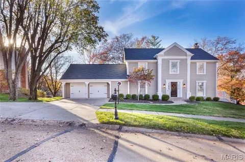 745 Haw Thicket Ln, Saint Louis, MO 63131