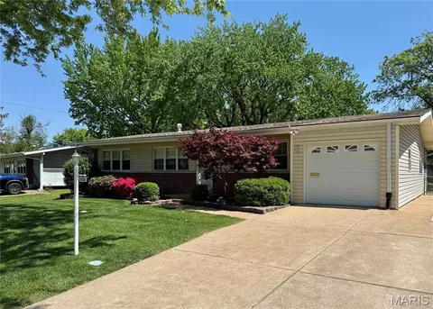 1330 Spring Valley Dr, Florissant, MO 63033