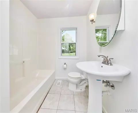 Bath - 385 Annie Ave, Troy, MO 63379 photo 1 of 3
