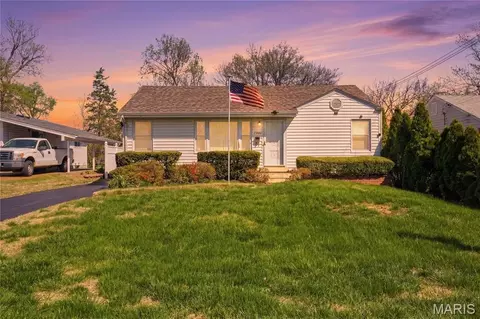 2206 Wengler Ave, Overland, MO 63114