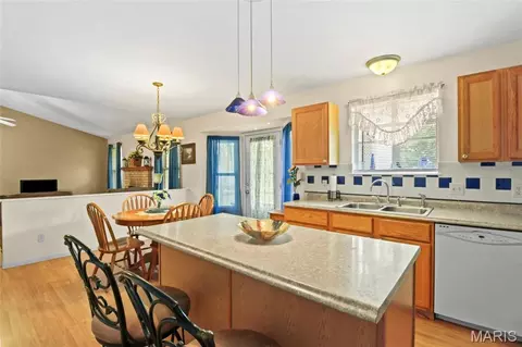 Kitchen - 8 Knoll Ridge Ct, O'fallon, MO 63368 photo 4 of 6