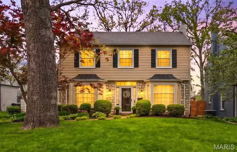 325 Woodside Dr, Kirkwood, MO 63122