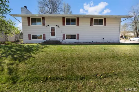 1333 Rolling Fields Dr, Jackson, MO 63755