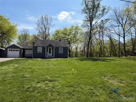 5 Acorn Dr, Saint Louis, MO 63128