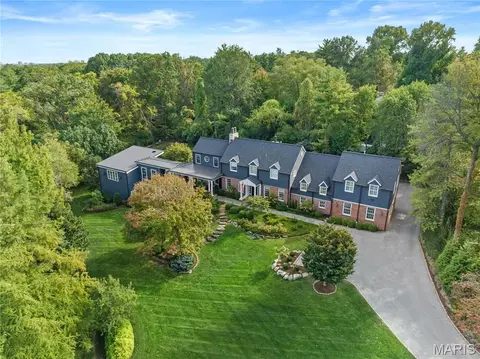 24 Oakleigh Ln, Ladue, MO 63124