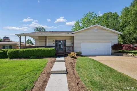 8686 Barby Ln, Saint Louis, MO 63124