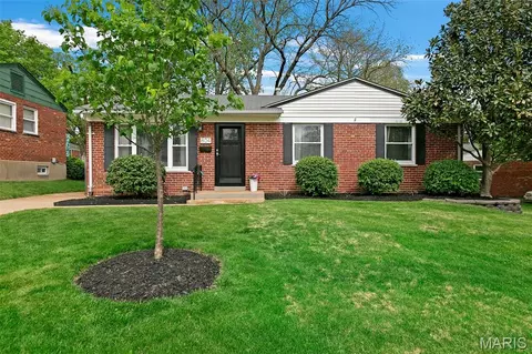 804 Manitou Dr, Saint Louis, MO 63119