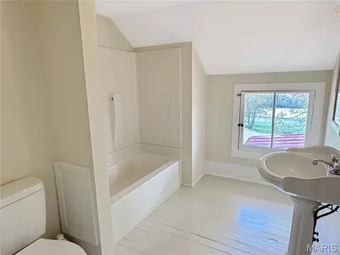Bath - 1933 4 Mile Rd, Washington, MO 63090 photo 1 of 1