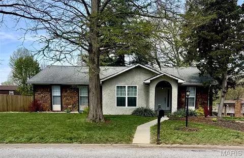 302 Berkshire Dr, Belleville, IL 62223