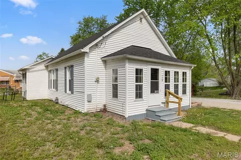 136 N Hamilton St, Hillsboro, IL 62049