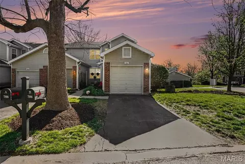 706 Woodside Trails Dr #B, Ballwin, MO 63021