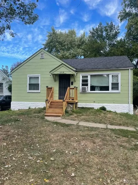 8219 Davenport Dr, Saint Louis, MO 63134