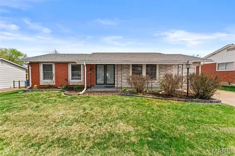 2738 Westminster Dr, Florissant, MO 63033