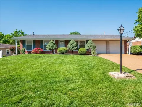 5032 Kempf Dr, Saint Louis, MO 63128