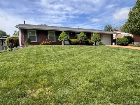 5032 Kempf Dr, Saint Louis, MO 63128