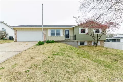 908 Crescent Dr, Saint Charles, MO 63301