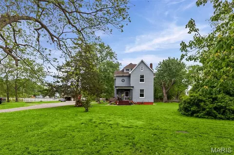 10 S Main St, Lenzburg, IL 62255