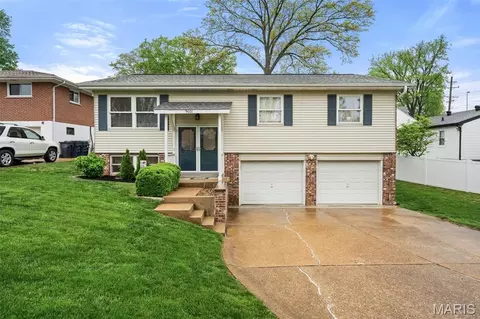 9601 Gallop Ln, Crestwood, MO 63126