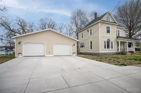130 S Monroe St, Pittsfield, IL 62363