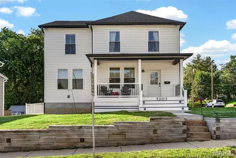 3203 Byron Pl, Saint Louis, MO 63143
