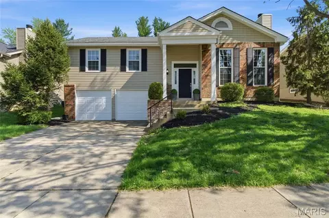 2466 Maple Crossing Dr, Ballwin, MO 63011
