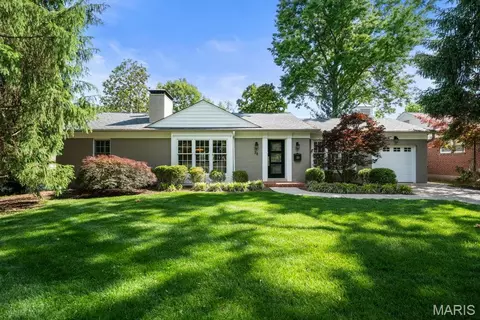 38 Whitehall Ct, Brentwood, MO 63144