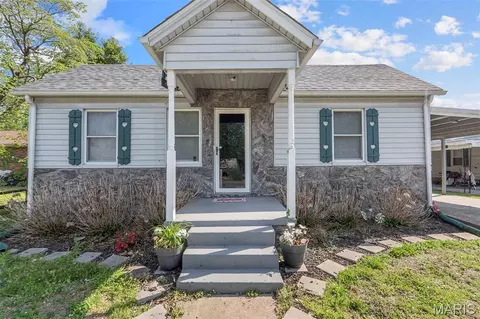 305 Ironbanks, Charleston, MO 63834