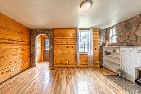 Living - 605 Third St, Marble Hill, MO 63764 photo 7 of 15