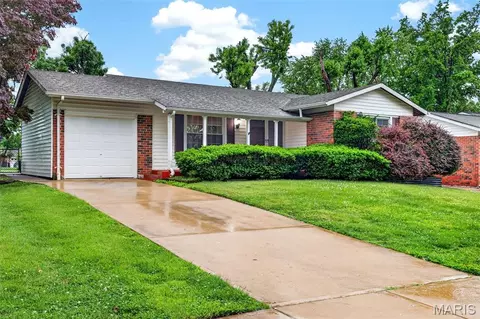 2150 Canterbury Dr, Florissant, MO 63033