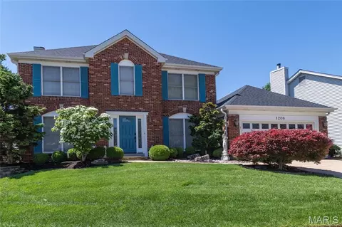 1208 Summers End Dr, Fenton, MO 63026