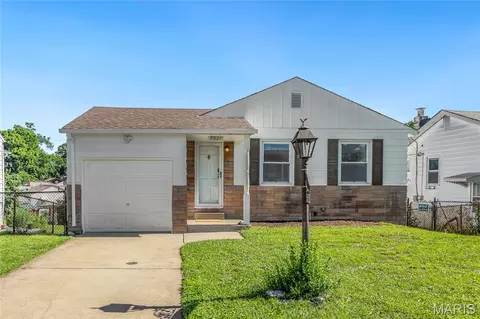 9521 Upland Dr, Affton, MO 63123
