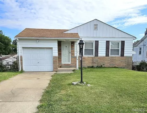 9521 Upland Dr, Affton, MO 63123