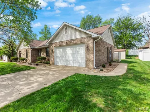 2728 Timberline Dr, Belleville, IL 62226