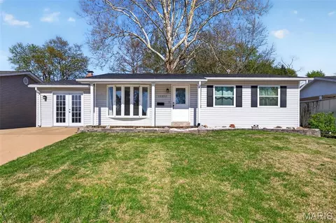 12030 Bennington Pl, Maryland Heights, MO 63043