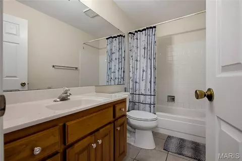 Bath - 602 Rainbow Circle Ct, Ballwin, MO 63011 photo 3 of 4