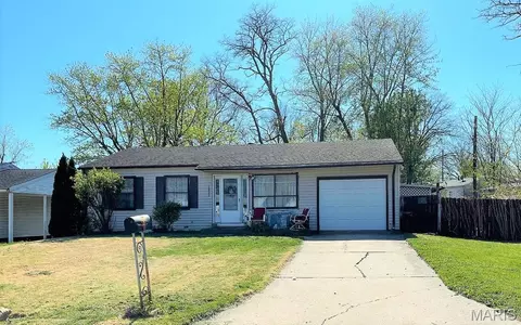 1432 San Salvador Dr, Saint Louis, MO 63138