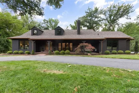 9 Sumac Ln, Saint Louis, MO 63124