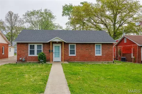 210 S Chestnut St, Saint Elmo, IL 62458