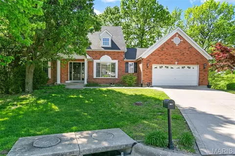 1102 Mosswoods Ct, Fenton, MO 63026