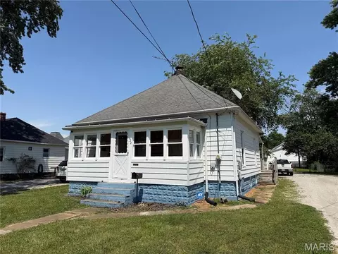 622 S Wood St, Staunton, IL 62088