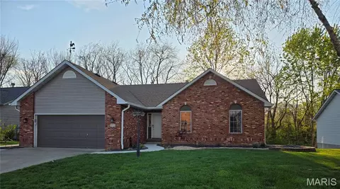 2733 Fieldstone Dr, Maryville, IL 62062