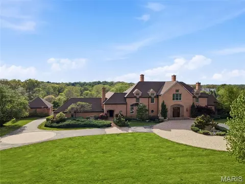 17 Bridle Ridge Ln, Huntleigh, MO 63131